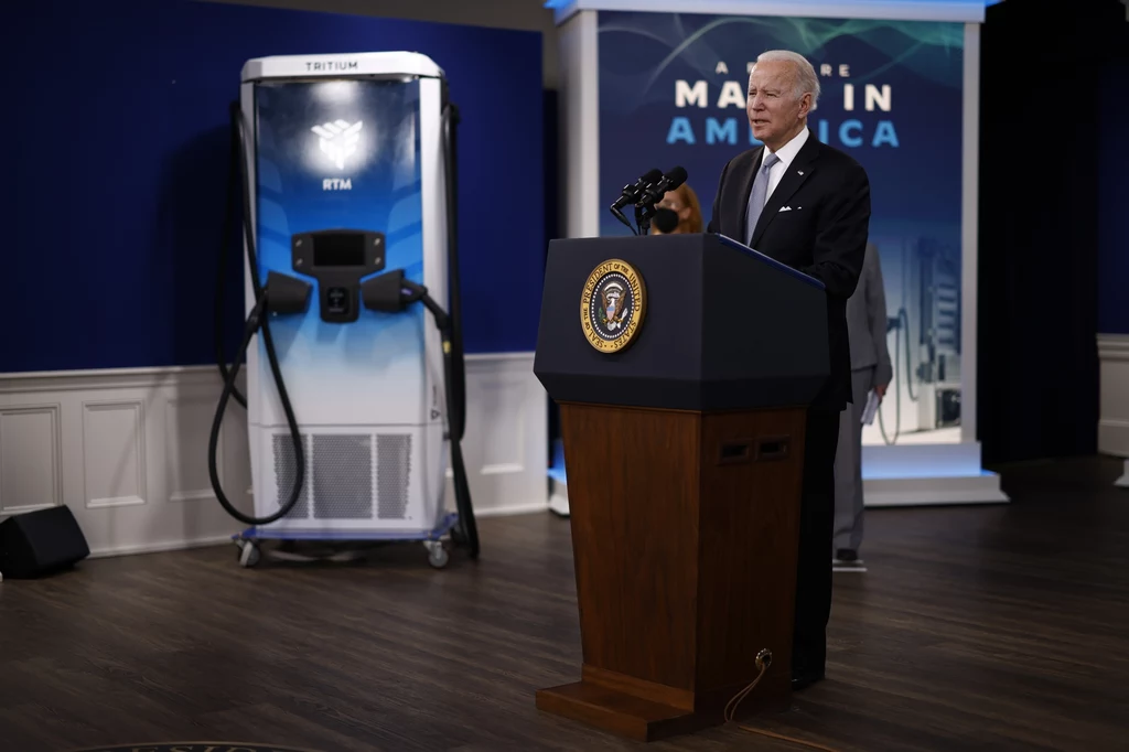 Joe Biden jest gorącym zwolennikiem samochodów elektrycznych. Jego plan zakłada budowę 500 tys. ładowarek w USA, na co rząd przeznaczy 7,5 miliarda dolarów