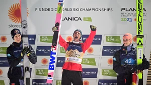 Piotr Żyła (w środku) w 2023 roku zdobył złoty medal MŚ w Planicy