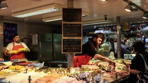 Stoisko rybne na krytym targu w Swansea (zdj. ilustracyjne)