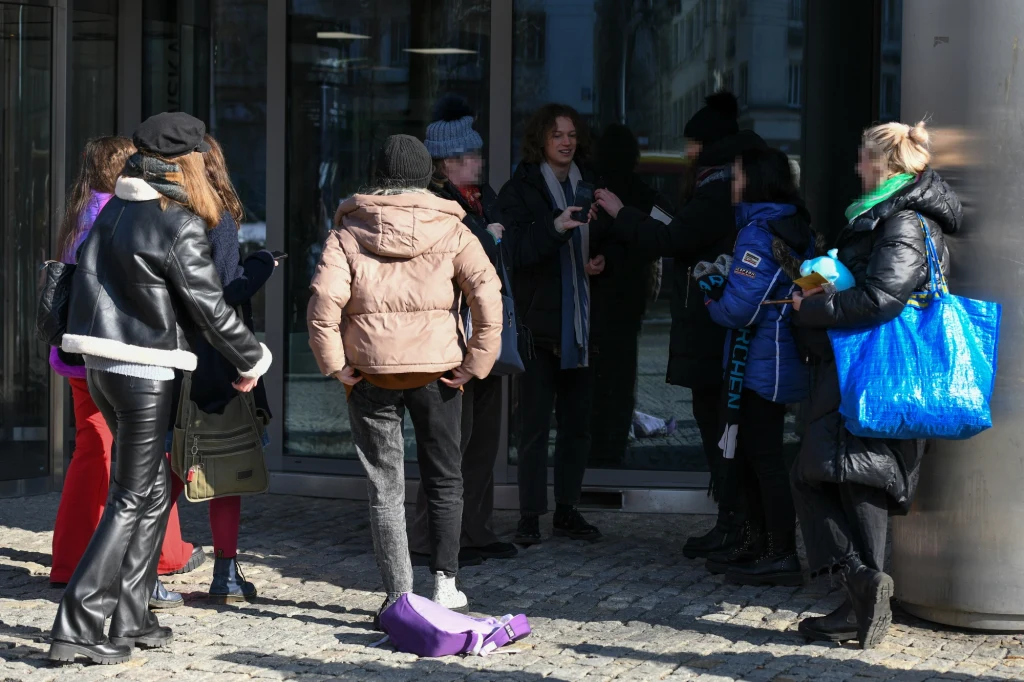 Jann po wizycie w Dzień Dobry TVN otoczony przez fanki Jann po wizycie w Dzień Dobry TVN otoczony przez fanki