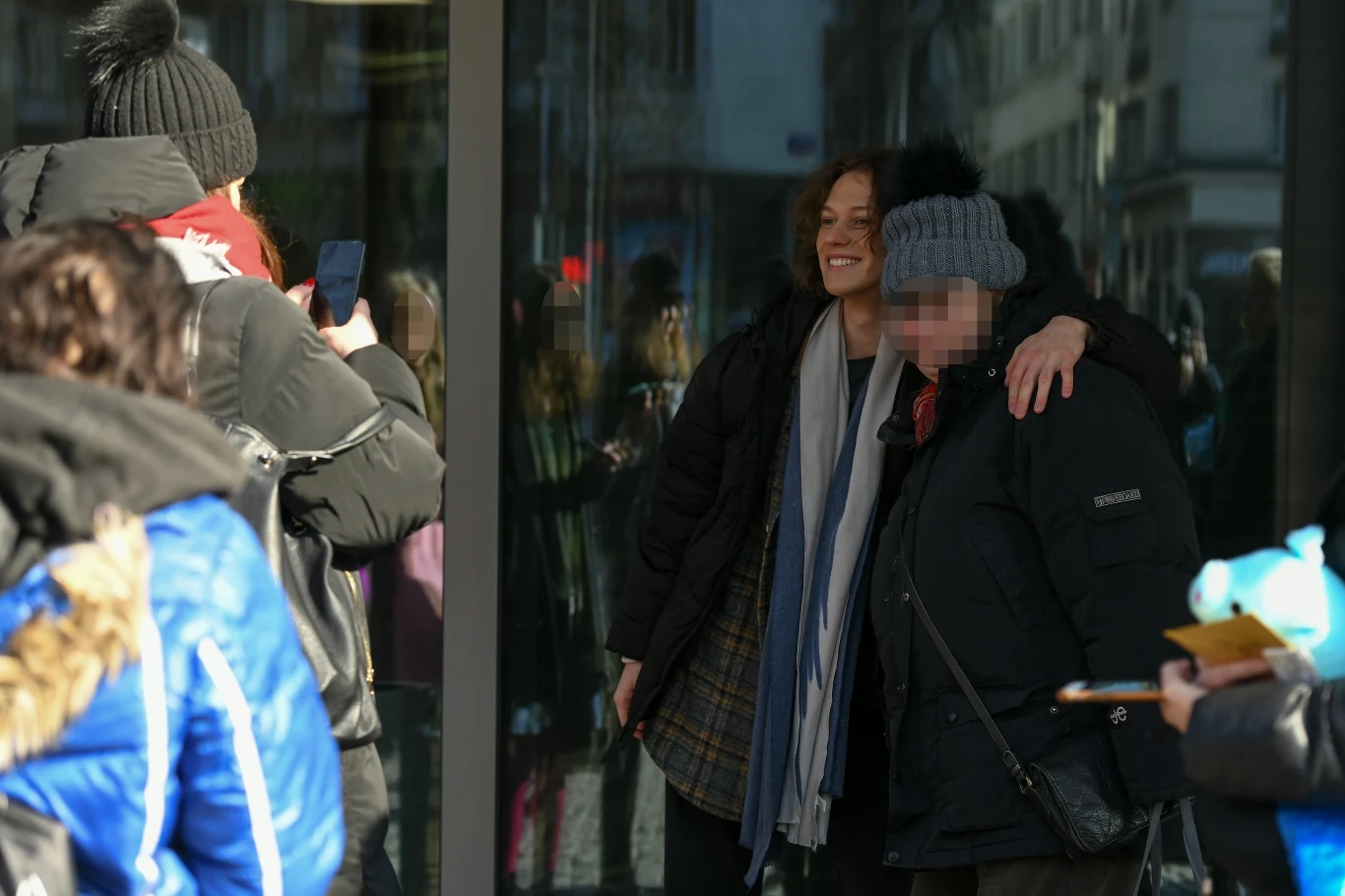 Jann po wizycie w Dzień Dobry TVN otoczony przez fanki