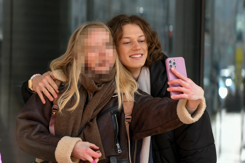 Jann po wizycie w Dzień Dobry TVN otoczony przez fanki Jann po wizycie w Dzień Dobry TVN otoczony przez fanki