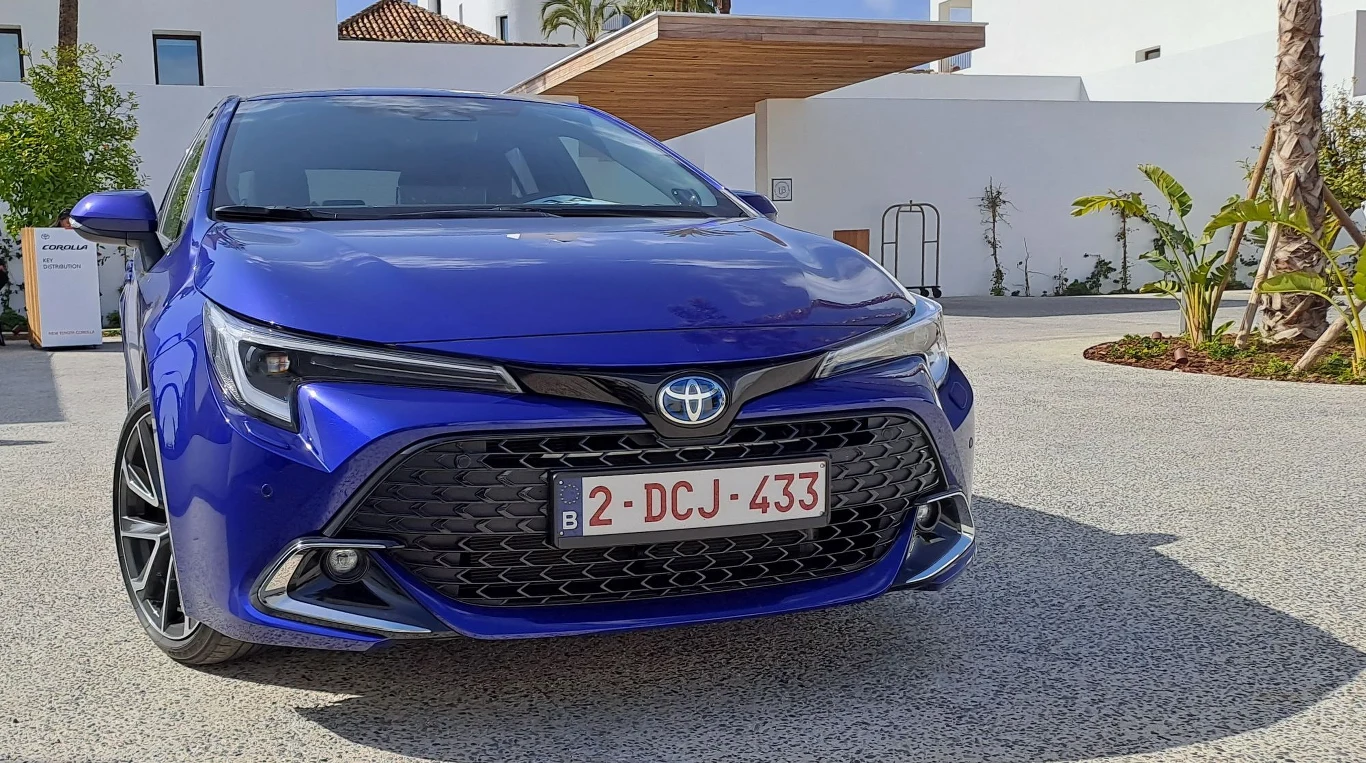 Lifting Corolli pod względem stylistycznym przyniósł np. nową kratkę grilla, czy nowe światła do jazdy dziennej wykonane w technologii LED.