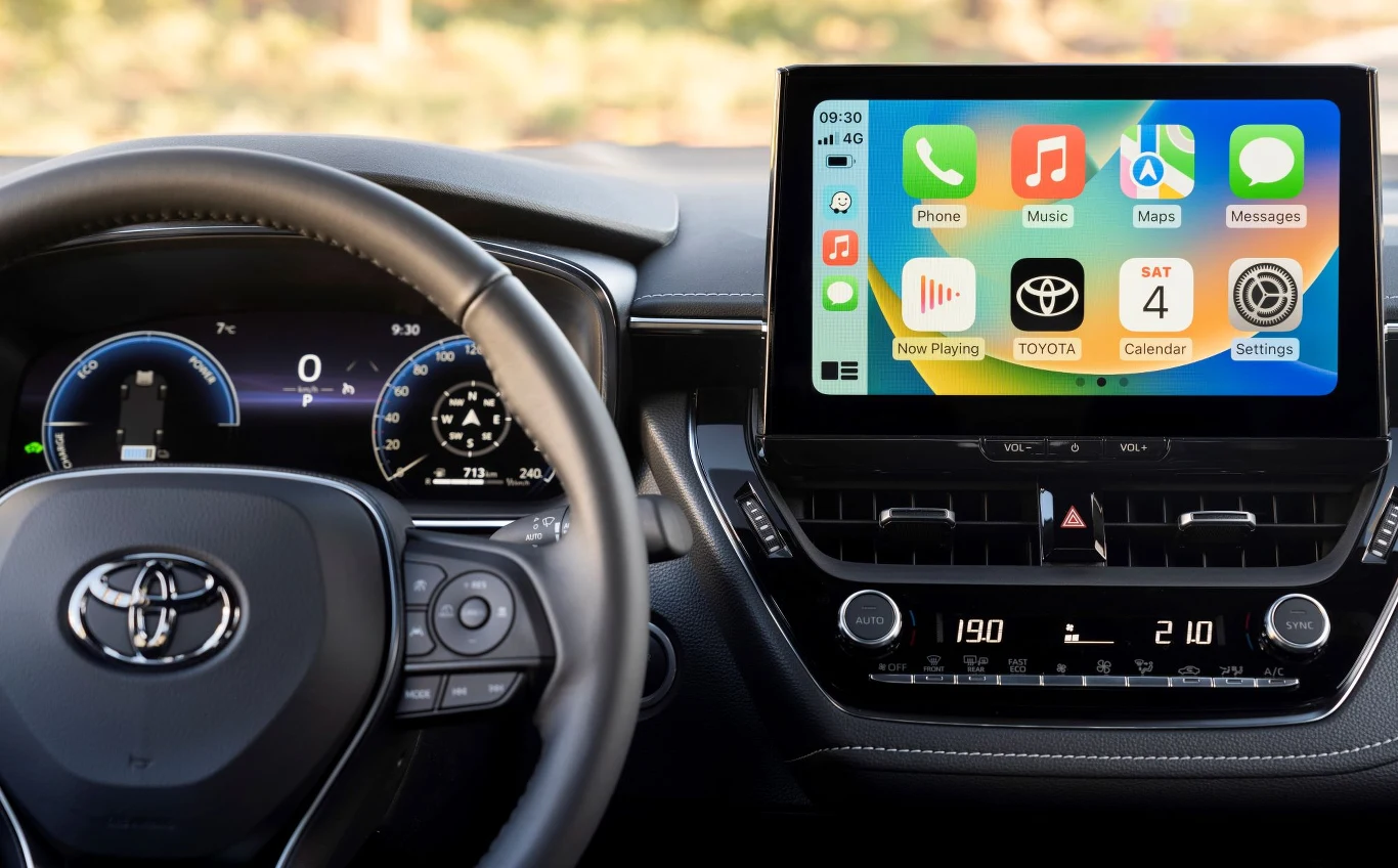 Po modernizacji Toyota Corolla otrzymała nowy system multimedialny. Obsługujemy go za pomocą 10,5-calowego ekranu dotykowego.