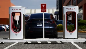 Stacja ładowania samochodów elektrycznych Tesli na parkingu centrum handlowego w Puebla w Meksyku (zdj. ilustracyjne)