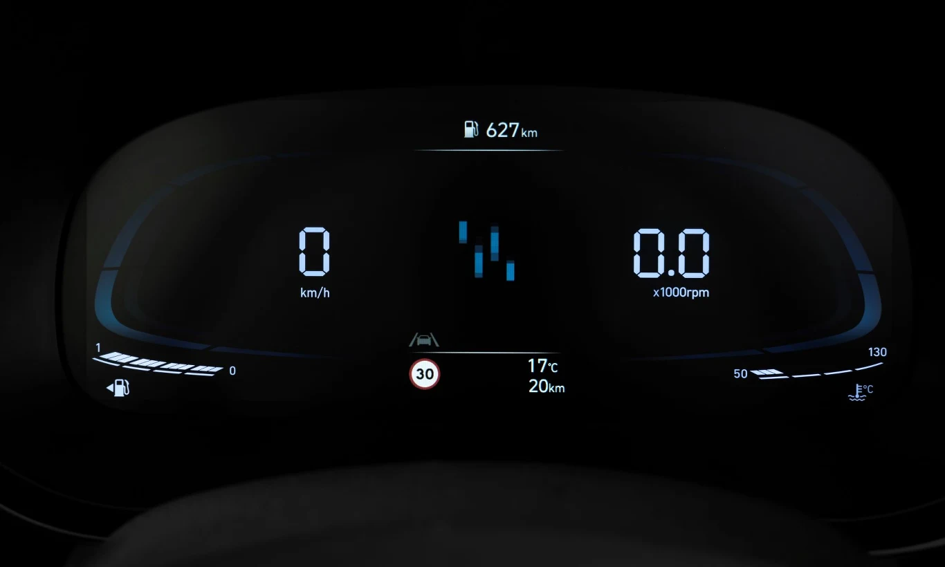 W Hyundaiu i10 po modernizacji kierowca będzie miał przed sobą większy wyświetlacz wskaźników. W Hyundaiu i10 po modernizacji kierowca będzie miał przed sobą większy wyświetlacz wskaźników.