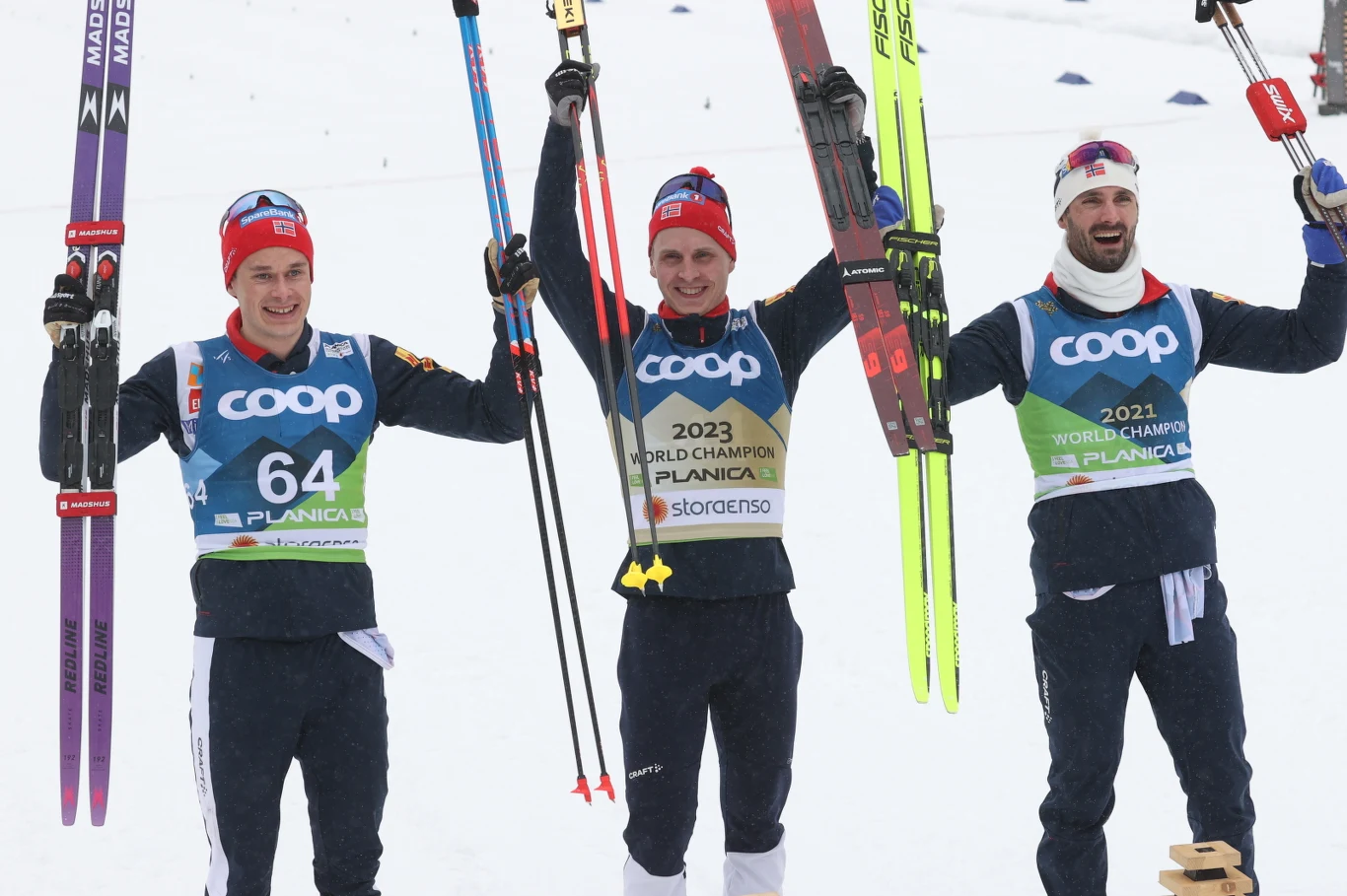 Norweg Simen Hegstad Krueger (w środku) wygrał bieg na 15 km techniką dowolną. Pozostałe miejsca na podium zajęłi jego rodacy. Drugi był Harald Oestberg Amundsen (z lewej), a trzeci Hans Christer Holund