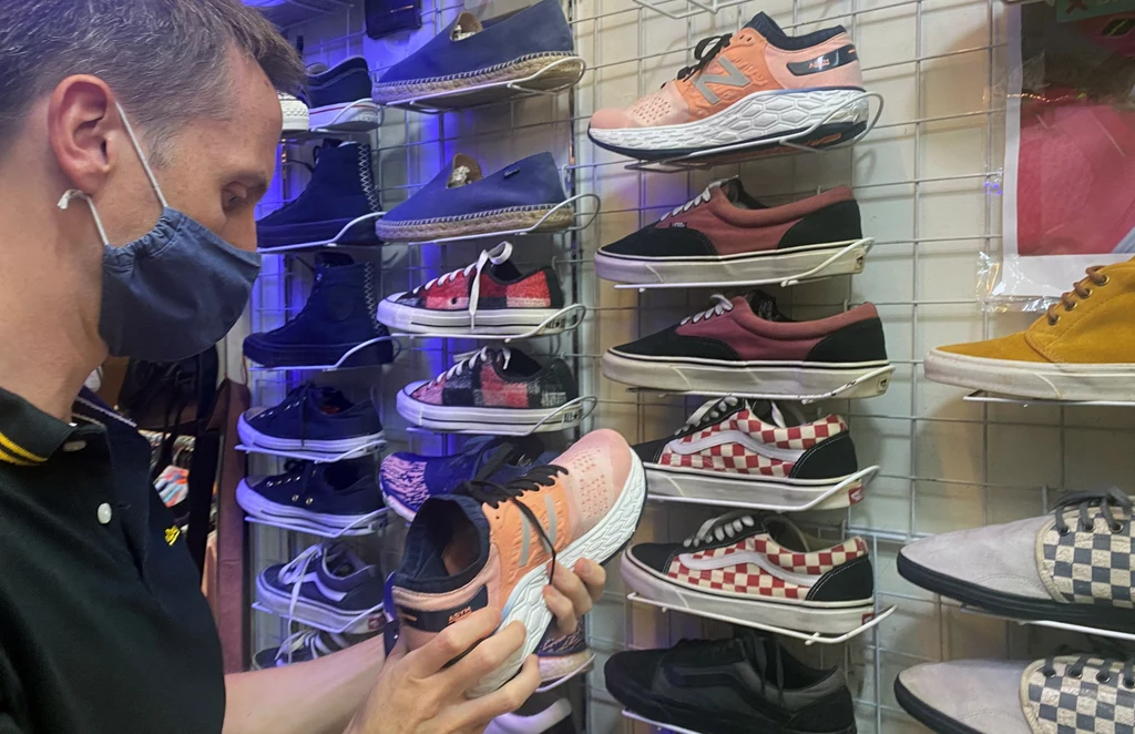 Buty do biegania, które miały zostać przetworzone na place zabaw i nawierzchnię do bieżni, dziennikarze Reutersa znaleźli w sąsiadującej z Singapurem Indonezji