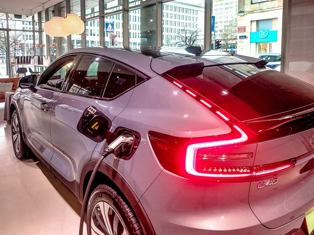 Eksperci sugerują, że Polska może zyskać na rozwoju popularności e-motoryzacji