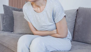 Możliwe objawy torbieli jajnika to m.in. delikatne kłucie lub bol podbrzusza
