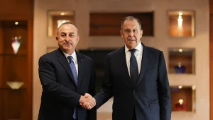  Minister spraw zagranicznych Turcji Mevlut Cavusoglu i minister spraw zagranicznych Rosji Siergiej Ławrow podczas powitania w New Delhi