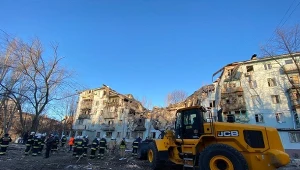 Ukraina. Ostrzał bloku w Zaporożu. Ludzie pod gruzami 