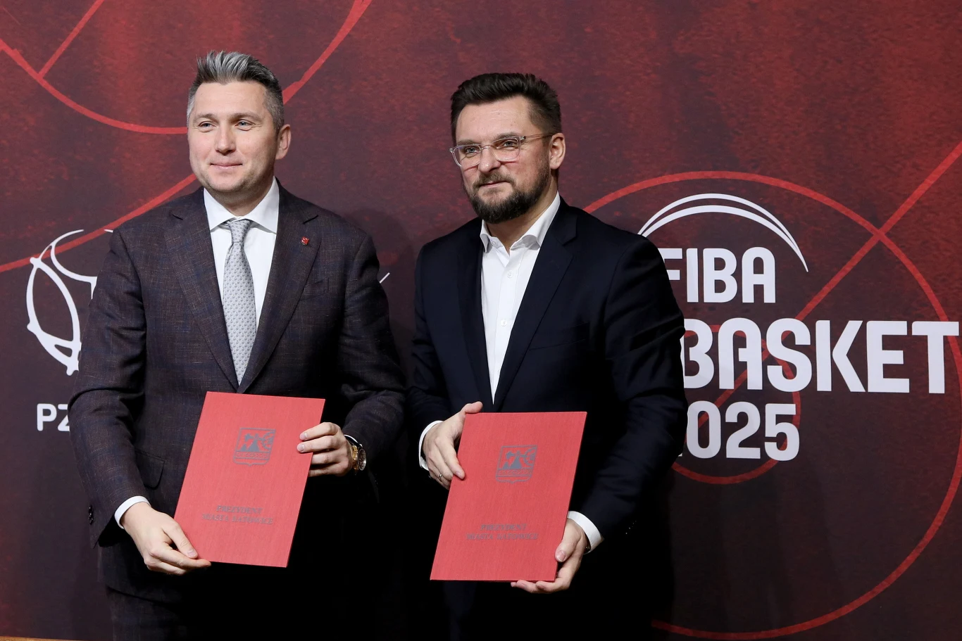 Radosław Piesiewicz (z lewej), prezes Polskiego Związku Koszykówki, i Marcin Krupa, prezydent Katowic Radosław Piesiewicz (z lewej), prezes Polskiego Związku Koszykówki, i Marcin Krupa, prezydent Katowic