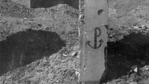 Znak Polski Walczącej w ruinach Warszawy, 1945 r.