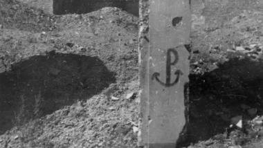 Znak Polski Walczącej w ruinach Warszawy, 1945 r.