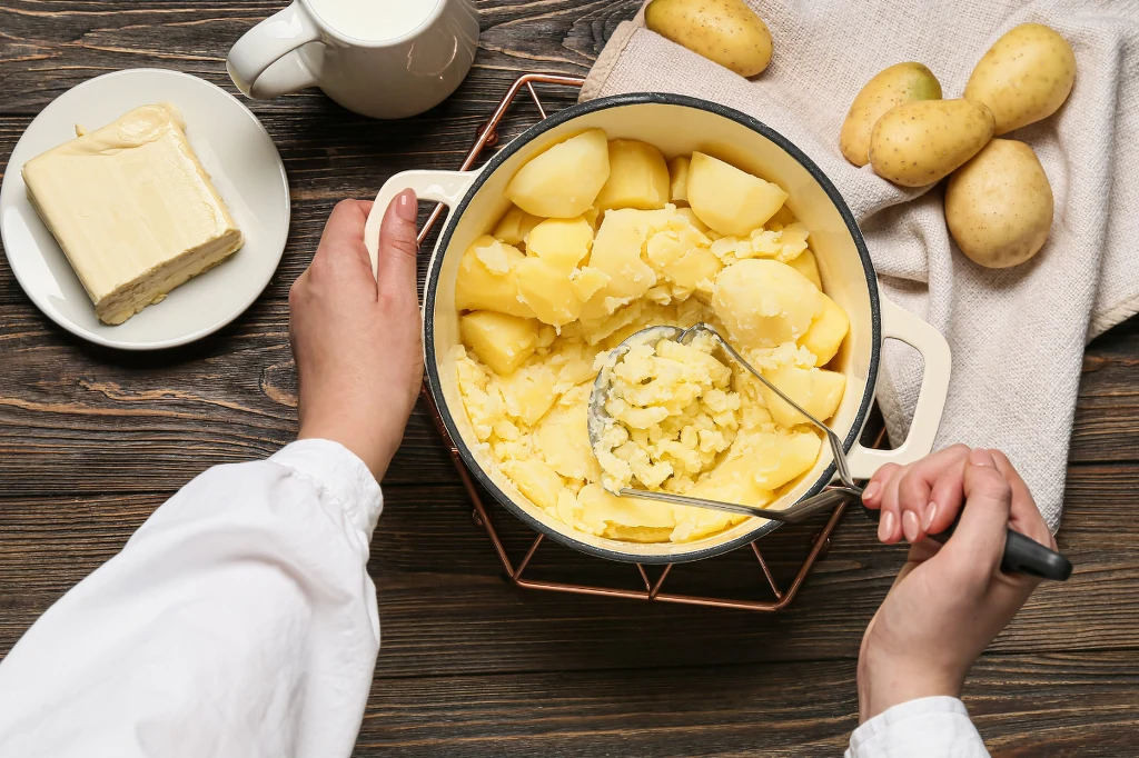 Dieta na insulinooporność nie musi oznaczać pożegnania z ziemniakami. Wystarczy spożywać je pieczone, a nie gotowane czy smażone Dieta na insulinooporność nie musi oznaczać pożegnania z ziemniakami. Wystarczy spożywać je pieczone, a nie gotowane czy smażone