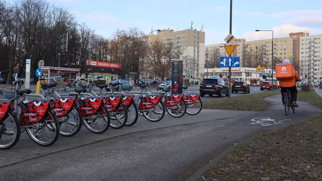 Nowe Veturilo ma zupełnie nowe stacje. To tak naprawdę zwykłe stojaki na rowery, gdzie można wypożyczyć lub zwrócić także rower z miejskiego systemu. Zamiast elektrozamka zastosowano blokadę w kole i geolokalizację pojazdów