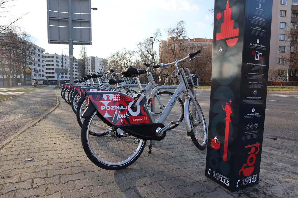 Tak wygląda Veturilo w 2023 r. Terminale do wypożyczania bez aplikacji zostały zastąpione słupami informacyjnymi, a wadliwe elektrozamki - blokadami typu O-Lock w tylnym kole roweru