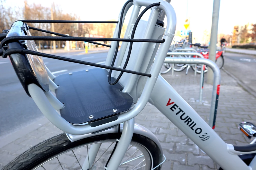 Czym byłby rower miejski bez bagażnika? W Veturilo 2023 ma on jednak na dodatek płytkę fotowoltaiczną, która - jak zakładam - zasila nadajnik GPS konieczny do lokalizowania roweru