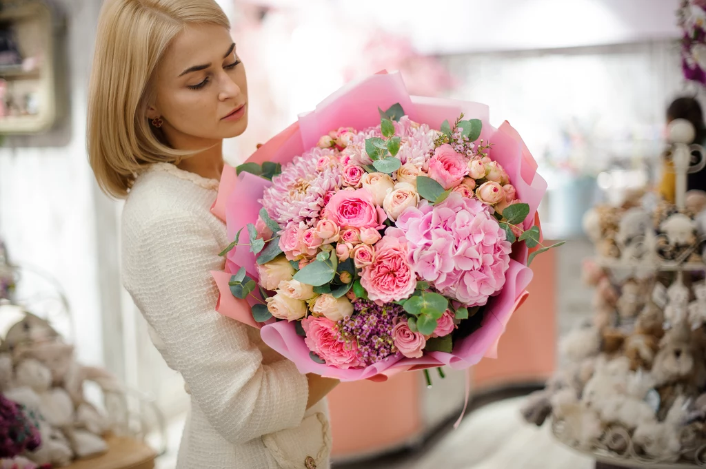 Kobiety uwielbiają kwiaty, są dla nich idealnym prezentem