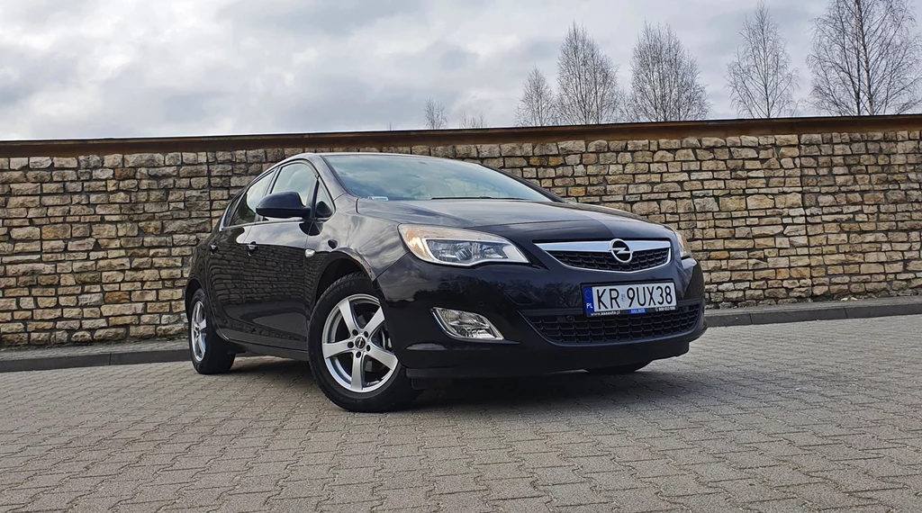 Opel Astra J to popularne auto na polskich drogach, ale nie brakuje w nim też usterek.