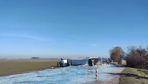 Kierowca ciągnika pod wpływem alkoholu uderzył w TIR-a przewożącego ładunek szkła