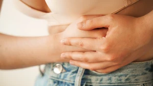 Utrzymujące się dolegliwości ze strony przewodu pokarmowego obserwuje się u większości pacjentek na rok przed rozpoznaniem raka jajnika. Jak objawia się ta podstępna choroba?