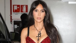 Kim Kardashian pręży się pod prysznicem. Ma na sobie niewiele