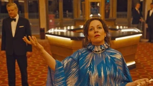 Colin Firth i Olivia Colman w scenie z filmu "Imperium światła"