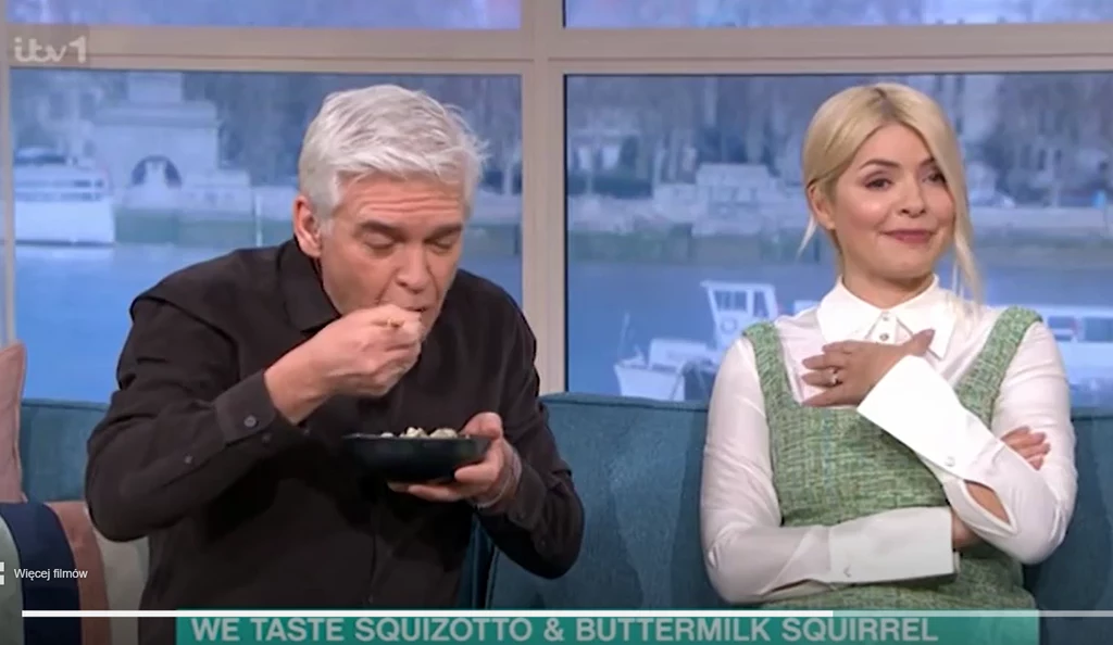 Prowadzący próbuje potrawu z wiewiórki; screen z programu "This Morning" Prowadzący próbuje potrawu z wiewiórki; screen z programu "This Morning"
