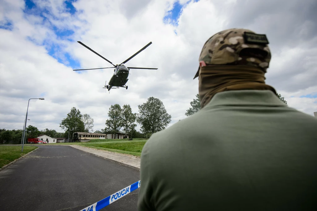 Za jednym z bandytów gangu "mutantów" wysłano policyjny śmigłowiec, ale udało mu się zbiec do lasu