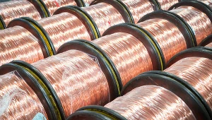 Miedź w dostawach 3-miesięcznych jest wyceniana po 8954,00 dol. za tonę