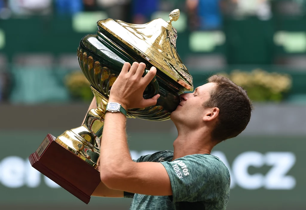 Hubert Hurkacz z trofeum za zwycięstwo w ATP 500 w Halle w 2022 roku Hubert Hurkacz z trofeum za zwycięstwo w ATP 500 w Halle w 2022 roku