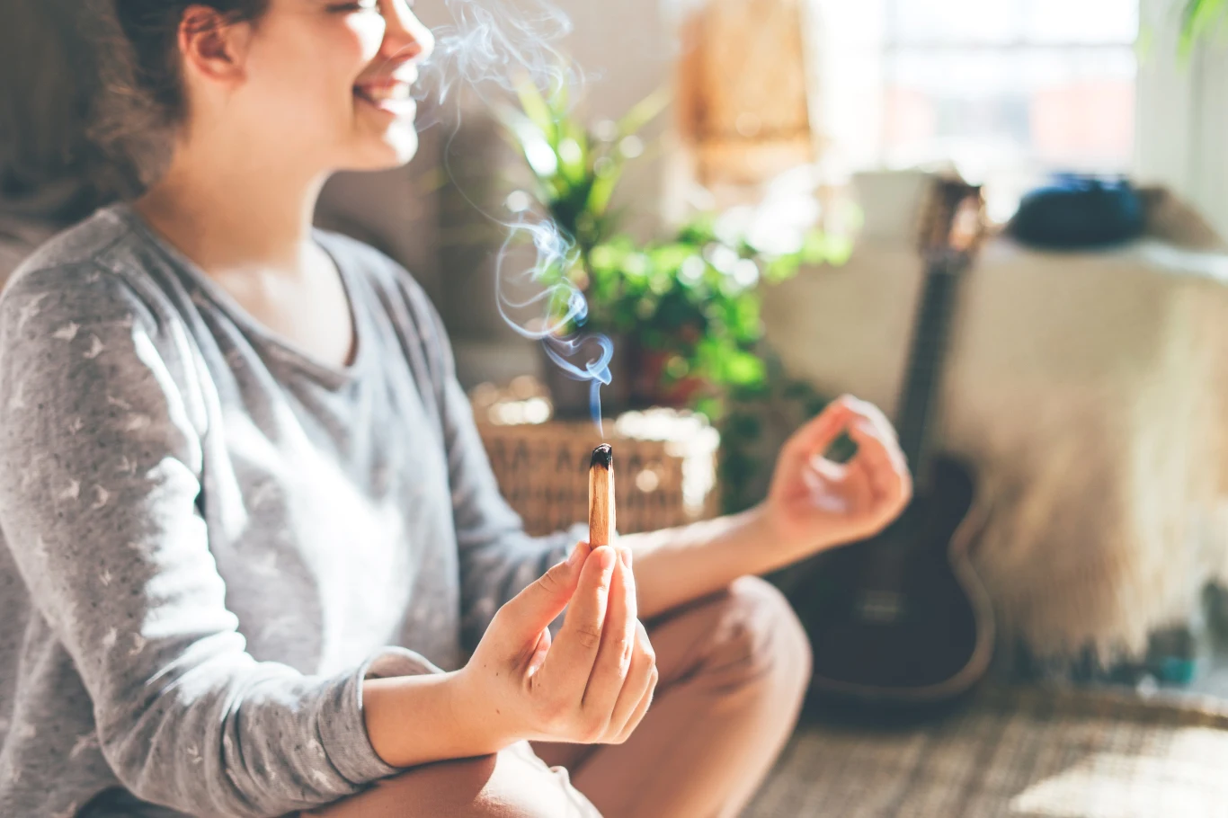 Mówi się, że palo santo usuwa negatywną energię i ma korzystny wpływ na zdrowie