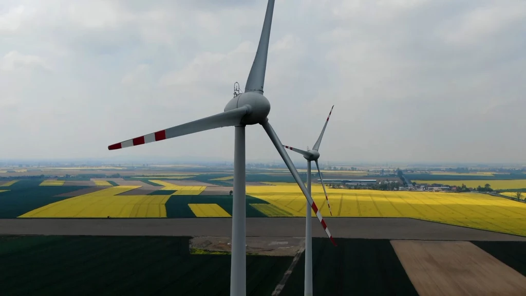 Recykling turbin wiatrowych jest bardzo trudnym procesem. Zespół badaczy z Polski opracował technologię, która umożliwia wykorzystanie zmielonych łopat wiatraków do produkcji betonu