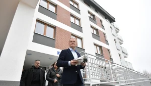 Donald Tusk krytycznie ocenia rządowy program Mieszkanie Plus