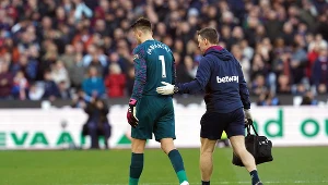 Łukasz Fabiański opuszcza boisko podczas meczu z Nottingham Forest