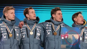 Od lewej: Lovro Kos, Ziga Jelar, Timi Zajc i Anze Lanisek. W ramce wracający z toalety Kos