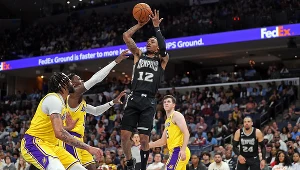 Ja Morant (z piłką)