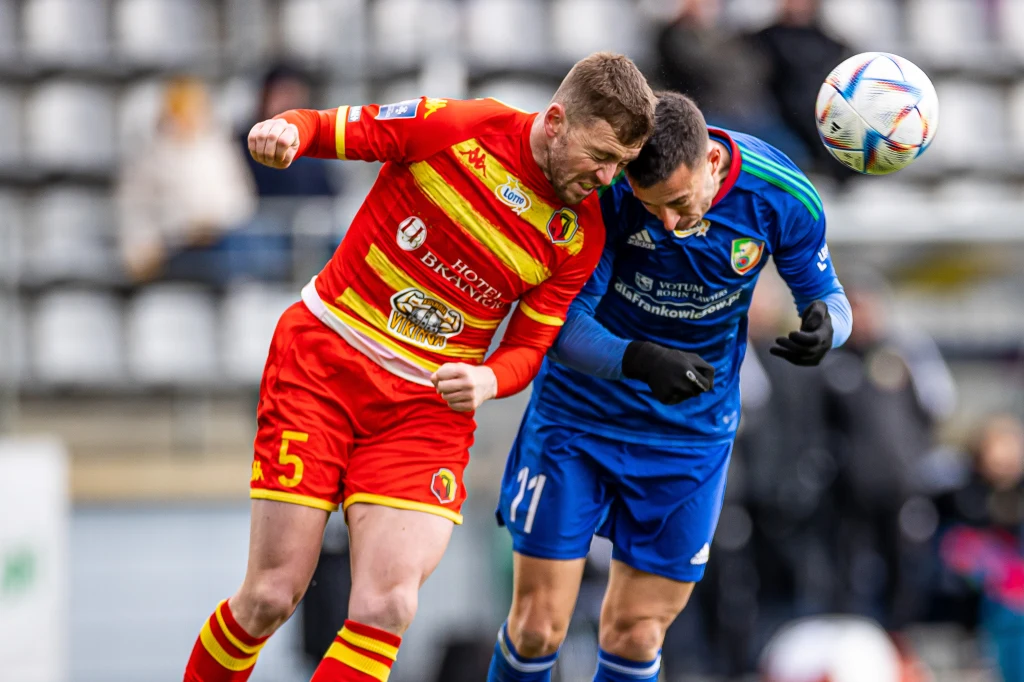 Walka o piłkę Bojana Nasticia i Koldo Obiety Walka o piłkę Bojana Nasticia i Koldo Obiety