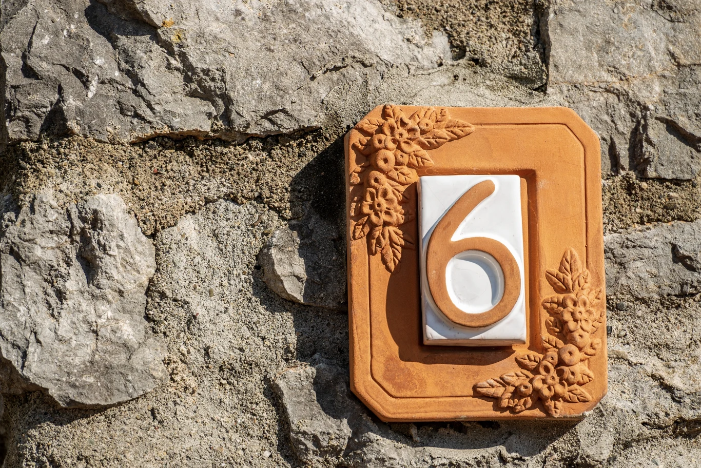 Cyfra 6 pozytywnie wpływa na ludzi. Warto zamieszkać pod tym numerem. 