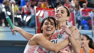 Anna Pałys (z prawej) i Anna Kiełbasińska na mecie finału kobiecej sztafety 4x400m podczas halowych mistrzostw Europy