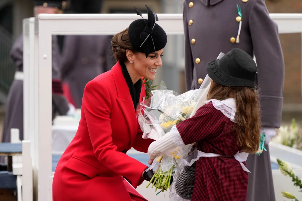 Księżna Kate otrzymała podczas uroczystości kwiaty od 7-letniej dziewczynki 