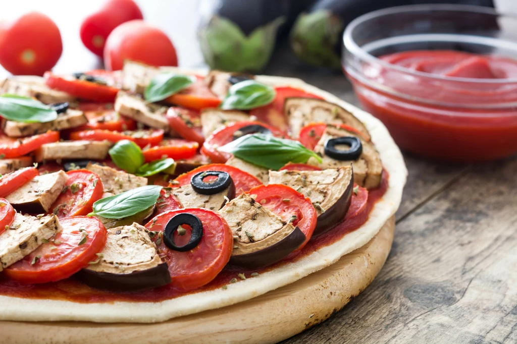 Pizza z oliwą i warzywami