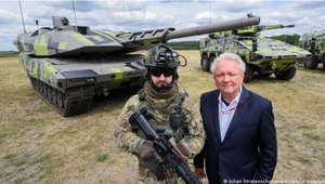 Szef koncernu zbrojeniowego Rheinmetall Armin Papperger na tle czołgów Panther KF51