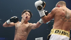 Naoya Inoue (z lewej)  w walce z Paulem Butlerem