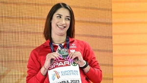 Ewa Swoboda odbierająca medal