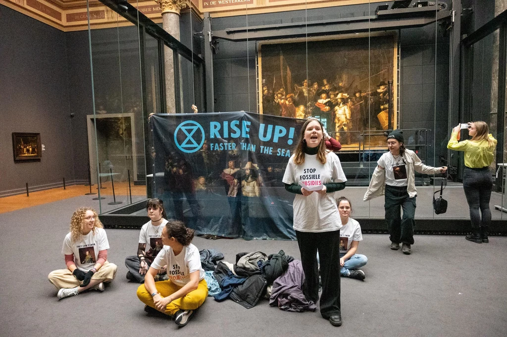 Młodzi ludzie protestowali przeciwko wspieraniu przemysłu paliw kopalnych