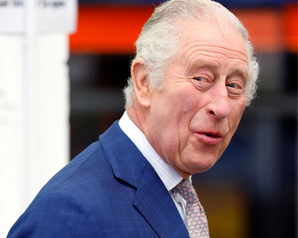 Karol III przygotowuje się do oficjalnej koronaci