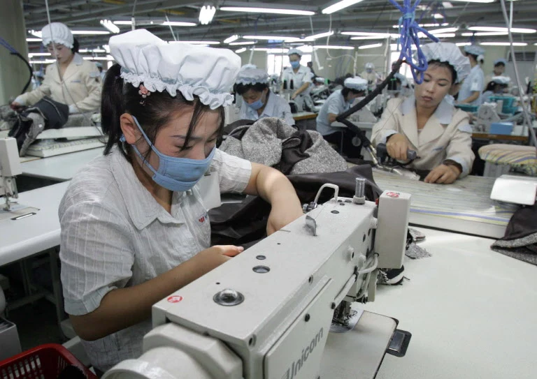 Pracownice w fabryce południowokoreańskiej firmy odzieżowej w międzykoreańskim parku przemysłowym w Kaesong (zdj. ilustracyjne) Pracownice w fabryce południowokoreańskiej firmy odzieżowej w międzykoreańskim parku przemysłowym w Kaesong (zdj. ilustracyjne)